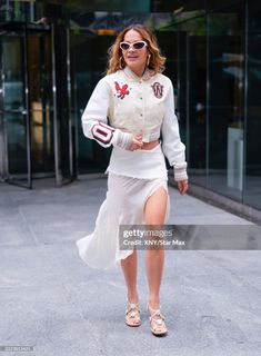 Rita Ora feet photo thumbnail