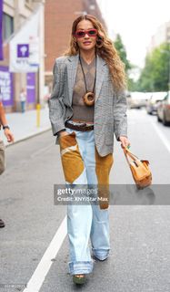 Rita Ora feet photo thumbnail