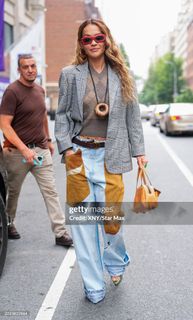 Rita Ora feet photo thumbnail