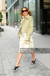 Rita Ora feet photo thumbnail