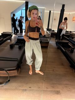 Rita Ora feet photo thumbnail