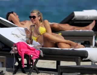 Rita Rusic feet photo thumbnail