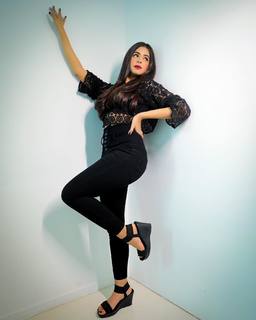 Ritika Badiani feet photo 17