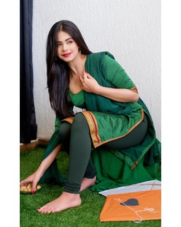 Ritika Badiani feet photo 8