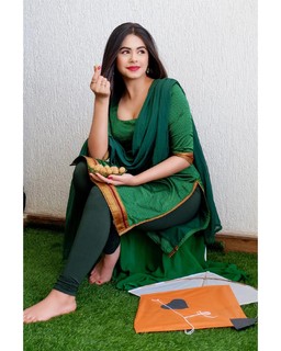 Ritika Badiani feet photo 6