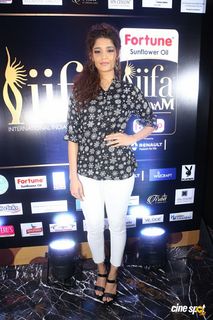 Ritika Singh feet photo 5