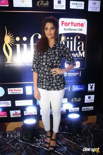 Ritika Singh feet photo 2