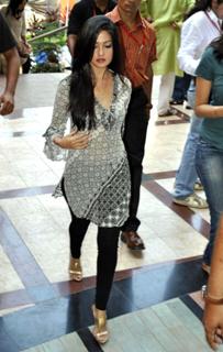 Riya Sen feet photo thumbnail