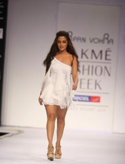 Riya Sen feet photo thumbnail