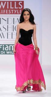 Riya Sen feet photo thumbnail