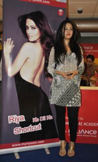 Riya Sen feet photo thumbnail
