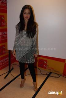 Riya Sen feet photo thumbnail