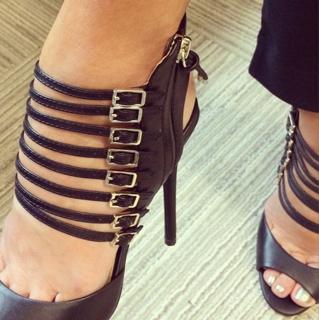 Robin Meade feet photo thumbnail