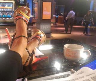 Robin Meade feet photo thumbnail
