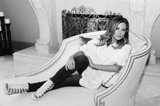 Robin Meade feet photo thumbnail
