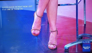 Robin Meade feet photo thumbnail
