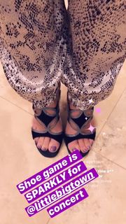 Robin Meade feet photo thumbnail