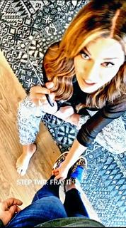 Robin Meade feet photo thumbnail