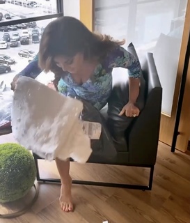 Robin Meade feet photo thumbnail