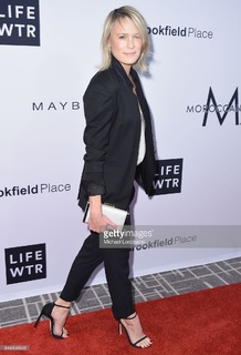 Robin Wright feet photo thumbnail