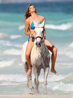 Robyn Lawley feet photo 5