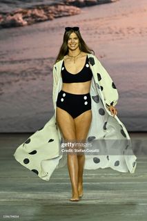 Robyn Lawley feet photo 3