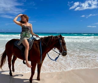 Robyn Lively feet photo 5