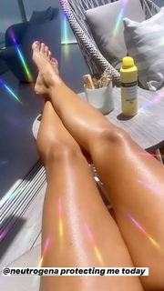 Rocsi Diaz feet photo thumbnail