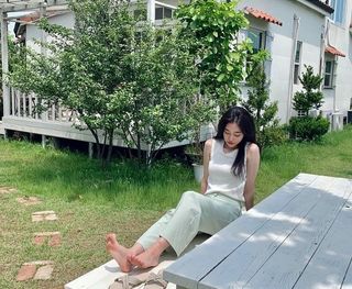 Roh Yoon-seo feet photo 1