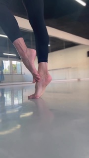 Rona-Lee Shimon feet photo thumbnail