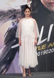 Rosa Salazar feet photo thumbnail