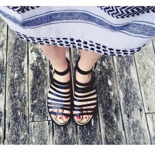Rosabell Laurenti Sellers feet photo thumbnail