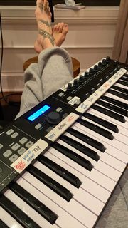 Rosalía feet photo thumbnail
