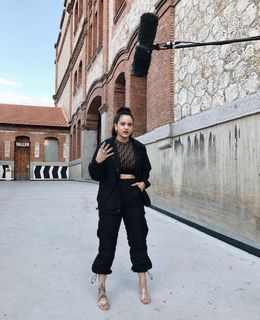 Rosalía feet photo thumbnail