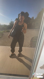 Rosalía feet photo thumbnail