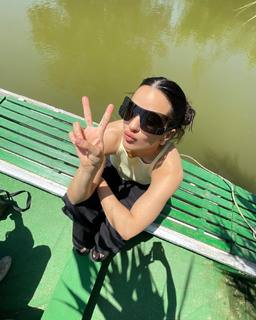 Rosalía feet photo thumbnail