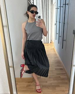 Rosalía feet photo thumbnail