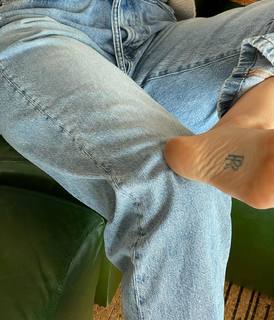 Rosalía feet photo thumbnail