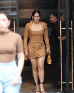 Rosalía feet photo thumbnail