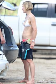 Rosamund Pike feet photo thumbnail