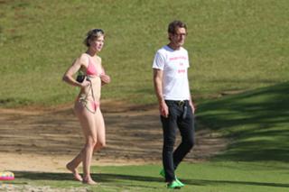 Rosamund Pike feet photo thumbnail