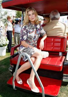 Rosamund Pike feet photo thumbnail
