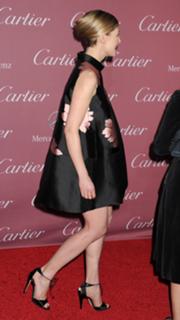 Rosamund Pike feet photo thumbnail