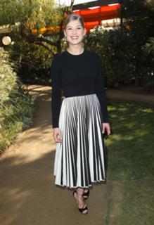 Rosamund Pike feet photo thumbnail