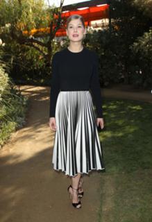 Rosamund Pike feet photo thumbnail