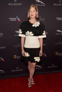 Rosamund Pike feet photo thumbnail