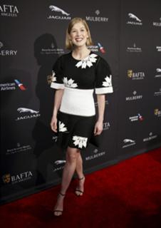 Rosamund Pike feet photo thumbnail
