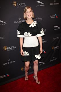 Rosamund Pike feet photo thumbnail