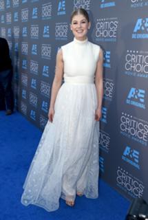 Rosamund Pike feet photo thumbnail