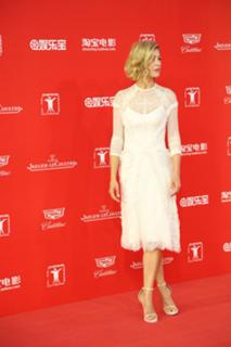 Rosamund Pike feet photo thumbnail